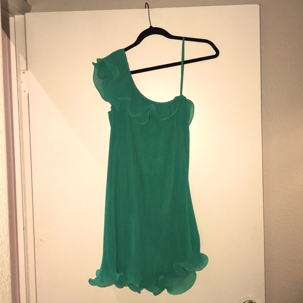 Beautiful one shoulder dress.